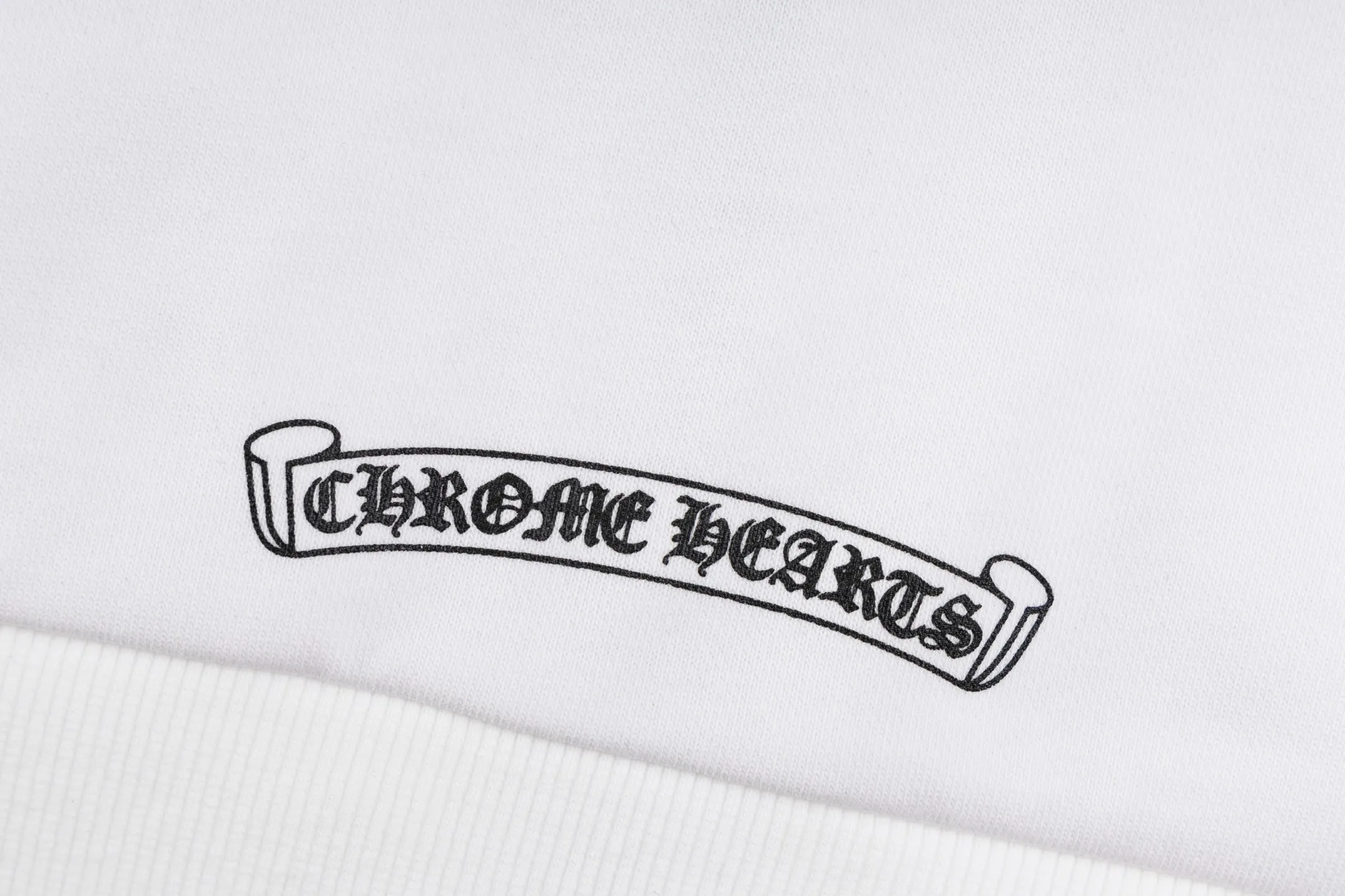 🅿️520 [Exclusive supply] CH Crow Heart Horseshoe Unicorn Arm Hooded Jacket (White) The original version was purchased and developed for 15,999. The fabric is made of 420g double-ply double yarn pure cotton terry fabric. The texture is thick and soft, comfortable and stylish to wear. The fabric has been specially treated to have good breathability and warmth, making it suitable for all seasons. The jacket adopts the imported machine white ink direct injection process, showing exquisite printing in multiple parts, including the iconic horseshoes, unicorn arms and Sanskrit patterns, and the details are processed to perfection. The whole product is produced on the assembly line of a large factory, with exquisite workmanship and fine and neat stitching. The version is designed in a loose oversize style and can be worn by both men and women, making it an ideal choice for couples. The zipper closure makes it easy to put on and take off, and the hooded style adds a casual feel. This jacket has been strictly controlled from fabric selection to production process, making it extremely valuable for both daily wear and collection. Size:S-M-L